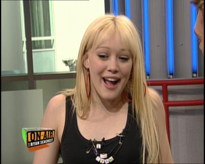 DailyDuff-dot-nl_GirlCanRockDVD-InterviewsAndFeaturettes-HilaryOnAirWithRyanSeacrest0028.jpg
