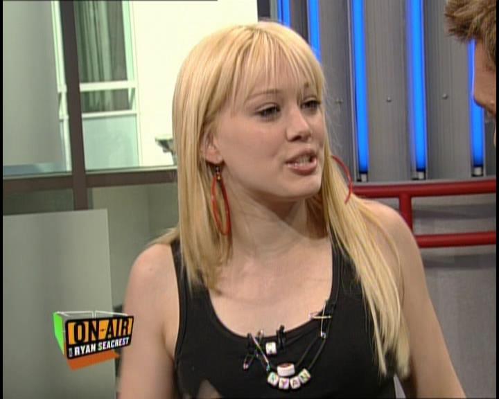 DailyDuff-dot-nl_GirlCanRockDVD-InterviewsAndFeaturettes-HilaryOnAirWithRyanSeacrest0029.jpg