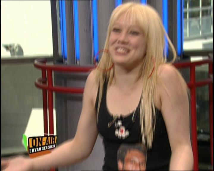 DailyDuff-dot-nl_GirlCanRockDVD-InterviewsAndFeaturettes-HilaryOnAirWithRyanSeacrest0044.jpg