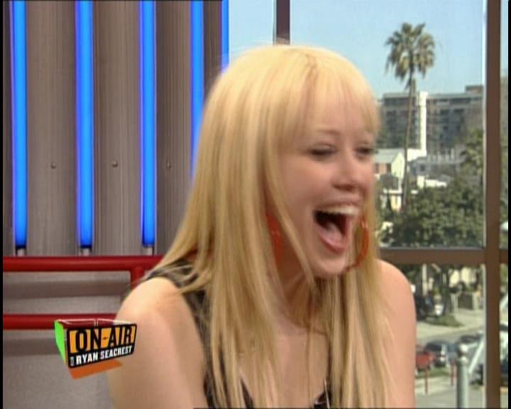 DailyDuff-dot-nl_GirlCanRockDVD-InterviewsAndFeaturettes-HilaryOnAirWithRyanSeacrest0055.jpg