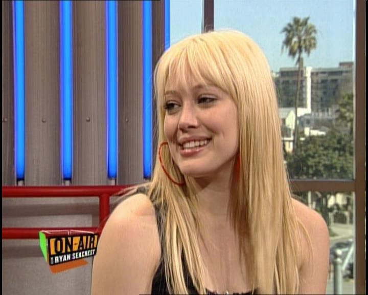 DailyDuff-dot-nl_GirlCanRockDVD-InterviewsAndFeaturettes-HilaryOnAirWithRyanSeacrest0058.jpg