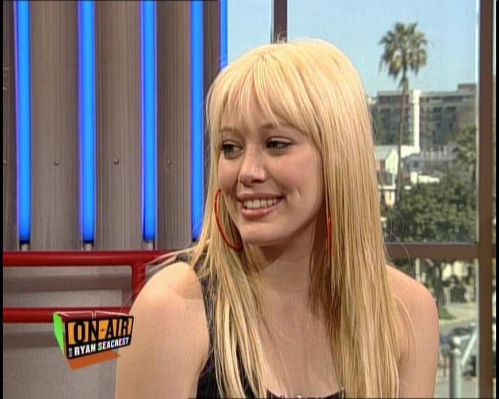 DailyDuff-dot-nl_GirlCanRockDVD-InterviewsAndFeaturettes-HilaryOnAirWithRyanSeacrest0059.jpg