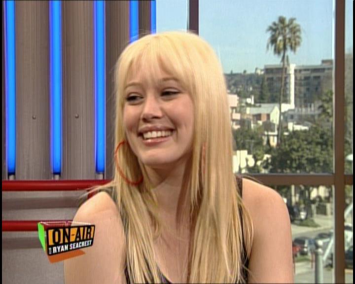 DailyDuff-dot-nl_GirlCanRockDVD-InterviewsAndFeaturettes-HilaryOnAirWithRyanSeacrest0074.jpg