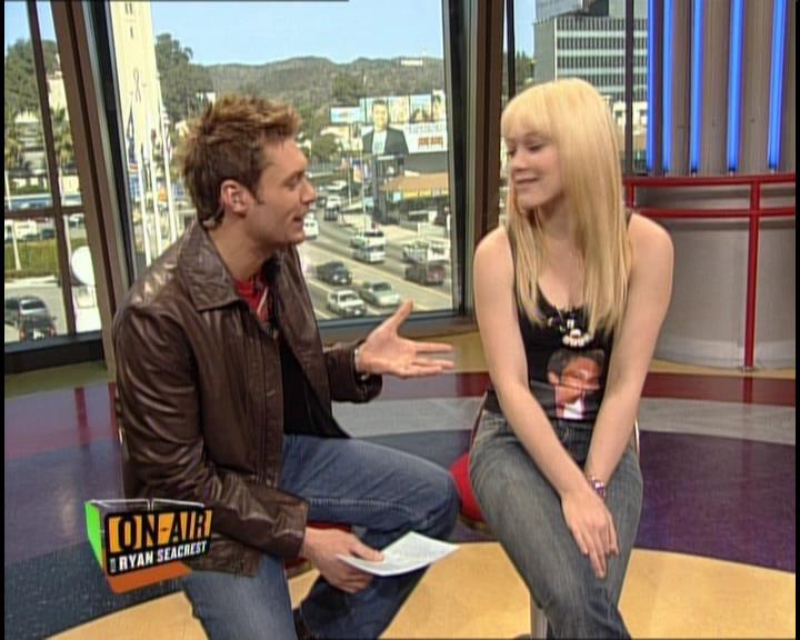 DailyDuff-dot-nl_GirlCanRockDVD-InterviewsAndFeaturettes-HilaryOnAirWithRyanSeacrest0121.jpg