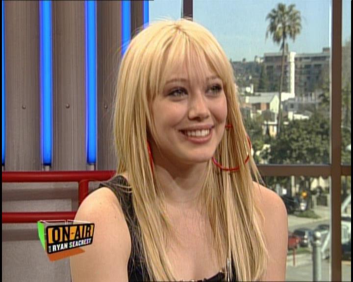 DailyDuff-dot-nl_GirlCanRockDVD-InterviewsAndFeaturettes-HilaryOnAirWithRyanSeacrest0137.jpg