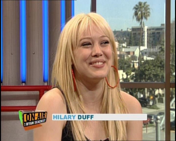 DailyDuff-dot-nl_GirlCanRockDVD-InterviewsAndFeaturettes-HilaryOnAirWithRyanSeacrest0140.jpg
