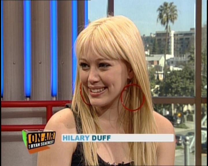 DailyDuff-dot-nl_GirlCanRockDVD-InterviewsAndFeaturettes-HilaryOnAirWithRyanSeacrest0141.jpg