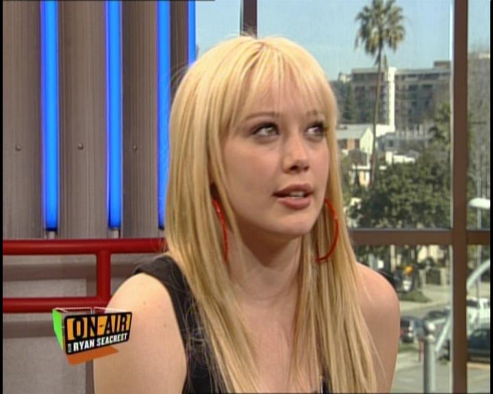 DailyDuff-dot-nl_GirlCanRockDVD-InterviewsAndFeaturettes-HilaryOnAirWithRyanSeacrest0170.jpg