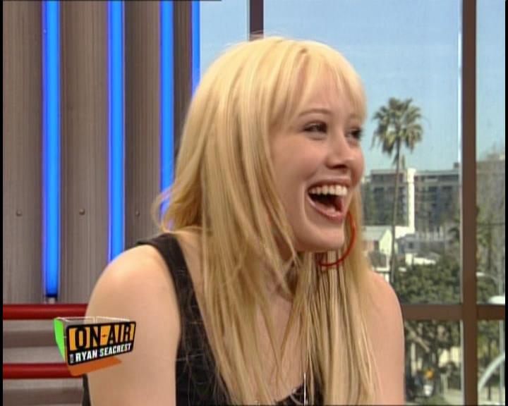 DailyDuff-dot-nl_GirlCanRockDVD-InterviewsAndFeaturettes-HilaryOnAirWithRyanSeacrest0187.jpg