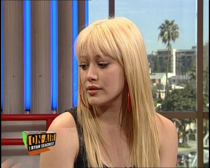 DailyDuff-dot-nl_GirlCanRockDVD-InterviewsAndFeaturettes-HilaryOnAirWithRyanSeacrest0198.jpg