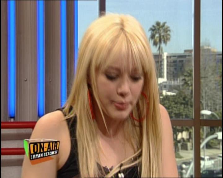 DailyDuff-dot-nl_GirlCanRockDVD-InterviewsAndFeaturettes-HilaryOnAirWithRyanSeacrest0222.jpg