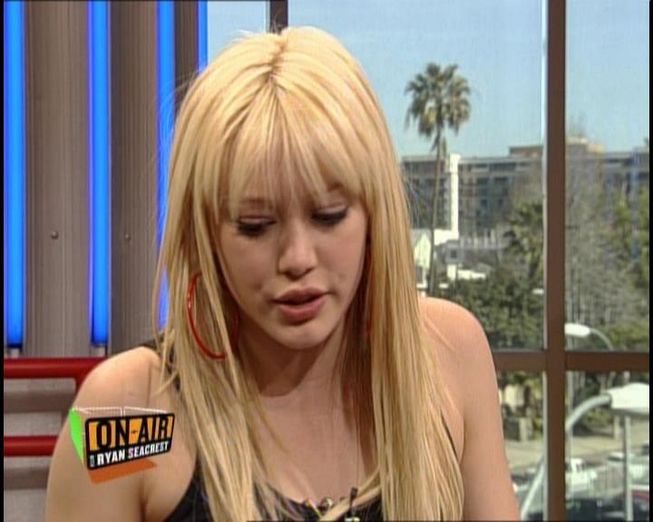 DailyDuff-dot-nl_GirlCanRockDVD-InterviewsAndFeaturettes-HilaryOnAirWithRyanSeacrest0223.jpg