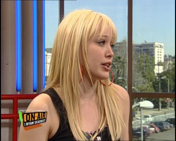DailyDuff-dot-nl_GirlCanRockDVD-InterviewsAndFeaturettes-HilaryOnAirWithRyanSeacrest0229.jpg