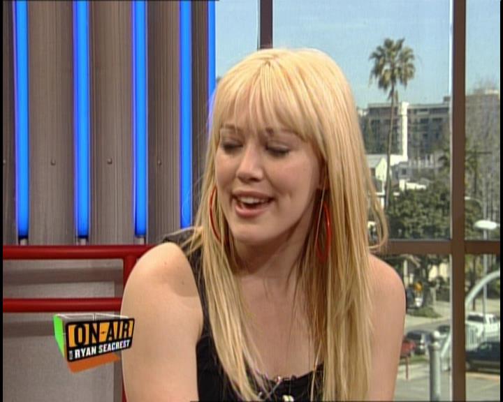 DailyDuff-dot-nl_GirlCanRockDVD-InterviewsAndFeaturettes-HilaryOnAirWithRyanSeacrest0269.jpg