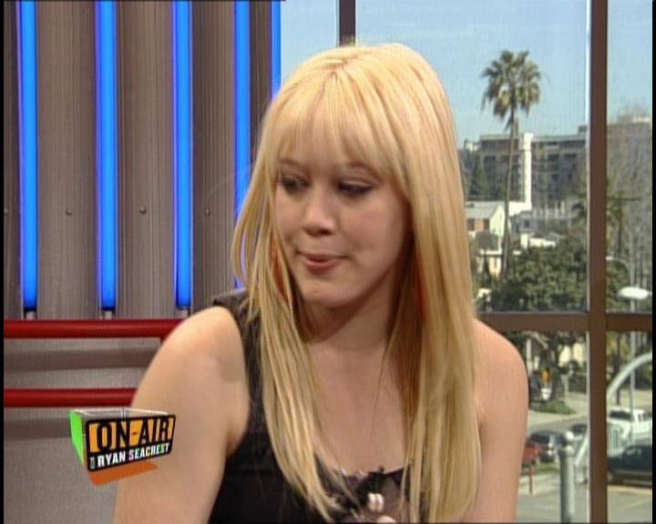DailyDuff-dot-nl_GirlCanRockDVD-InterviewsAndFeaturettes-HilaryOnAirWithRyanSeacrest0271.jpg