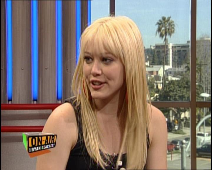DailyDuff-dot-nl_GirlCanRockDVD-InterviewsAndFeaturettes-HilaryOnAirWithRyanSeacrest0272.jpg