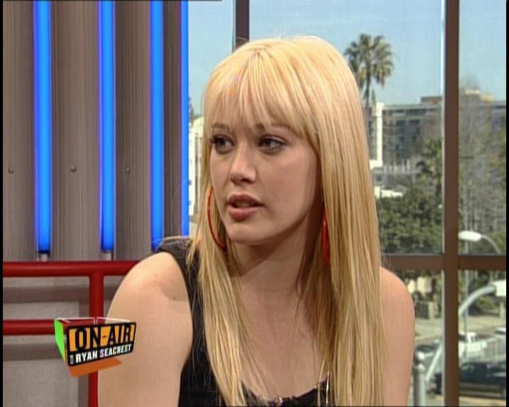 DailyDuff-dot-nl_GirlCanRockDVD-InterviewsAndFeaturettes-HilaryOnAirWithRyanSeacrest0315.jpg