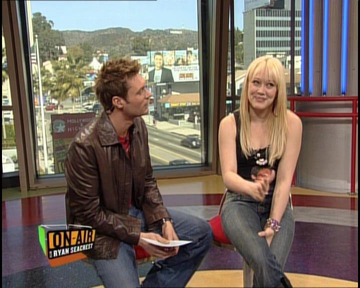 DailyDuff-dot-nl_GirlCanRockDVD-InterviewsAndFeaturettes-HilaryOnAirWithRyanSeacrest0325.jpg