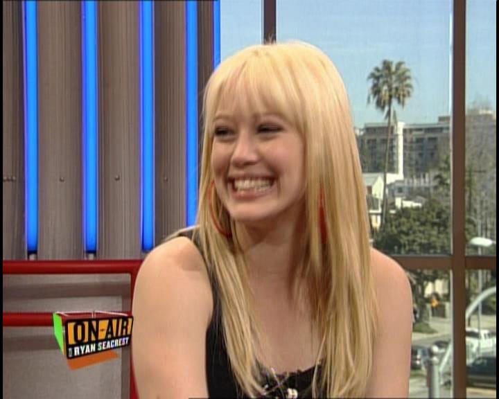 DailyDuff-dot-nl_GirlCanRockDVD-InterviewsAndFeaturettes-HilaryOnAirWithRyanSeacrest0326.jpg
