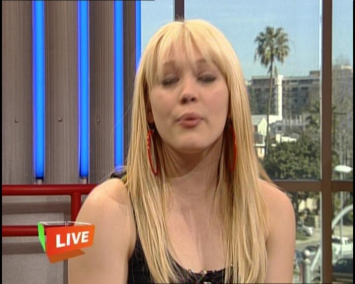 DailyDuff-dot-nl_GirlCanRockDVD-InterviewsAndFeaturettes-HilaryOnAirWithRyanSeacrest0345.jpg