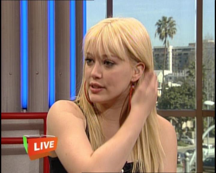 DailyDuff-dot-nl_GirlCanRockDVD-InterviewsAndFeaturettes-HilaryOnAirWithRyanSeacrest0346.jpg