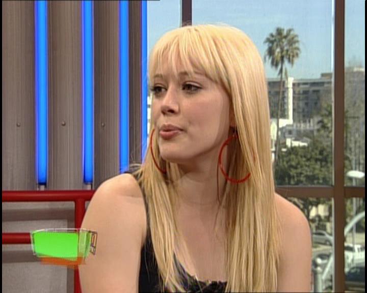 DailyDuff-dot-nl_GirlCanRockDVD-InterviewsAndFeaturettes-HilaryOnAirWithRyanSeacrest0347.jpg