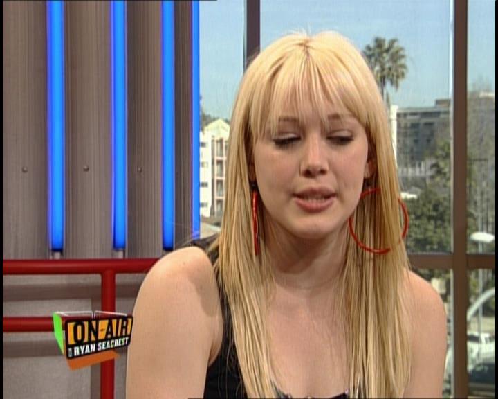 DailyDuff-dot-nl_GirlCanRockDVD-InterviewsAndFeaturettes-HilaryOnAirWithRyanSeacrest0348.jpg