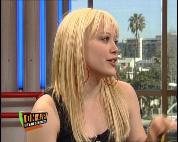 DailyDuff-dot-nl_GirlCanRockDVD-InterviewsAndFeaturettes-HilaryOnAirWithRyanSeacrest0352.jpg
