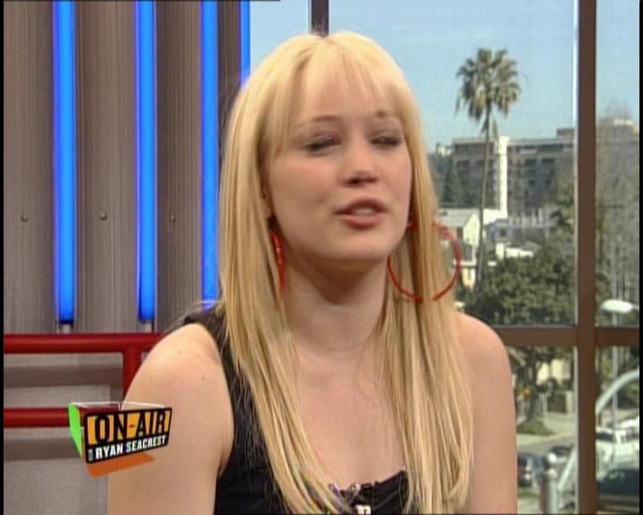DailyDuff-dot-nl_GirlCanRockDVD-InterviewsAndFeaturettes-HilaryOnAirWithRyanSeacrest0353.jpg