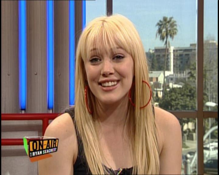 DailyDuff-dot-nl_GirlCanRockDVD-InterviewsAndFeaturettes-HilaryOnAirWithRyanSeacrest0357.jpg