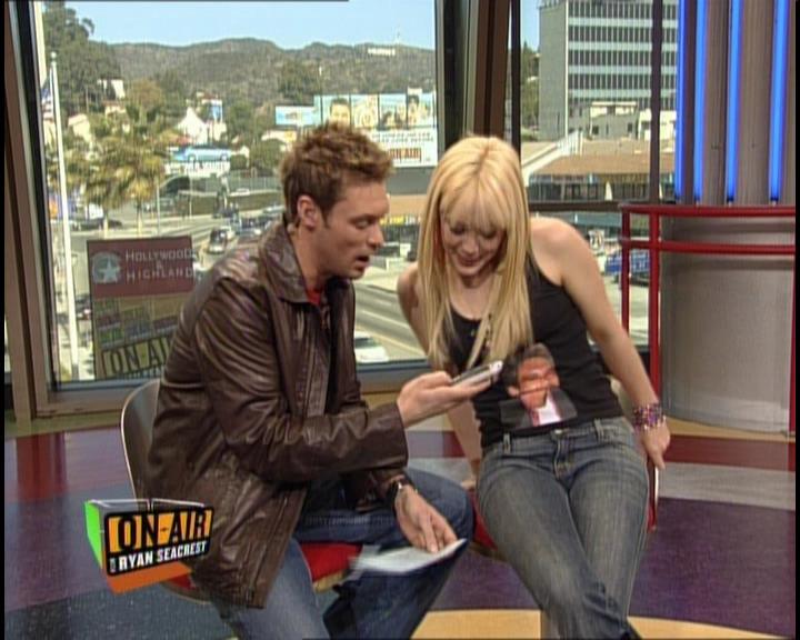 DailyDuff-dot-nl_GirlCanRockDVD-InterviewsAndFeaturettes-HilaryOnAirWithRyanSeacrest0365.jpg