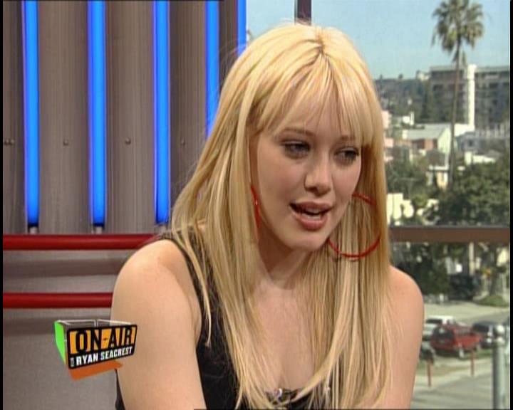 DailyDuff-dot-nl_GirlCanRockDVD-InterviewsAndFeaturettes-HilaryOnAirWithRyanSeacrest0378.jpg