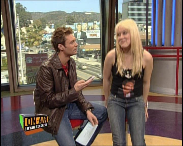 DailyDuff-dot-nl_GirlCanRockDVD-InterviewsAndFeaturettes-HilaryOnAirWithRyanSeacrest0394.jpg