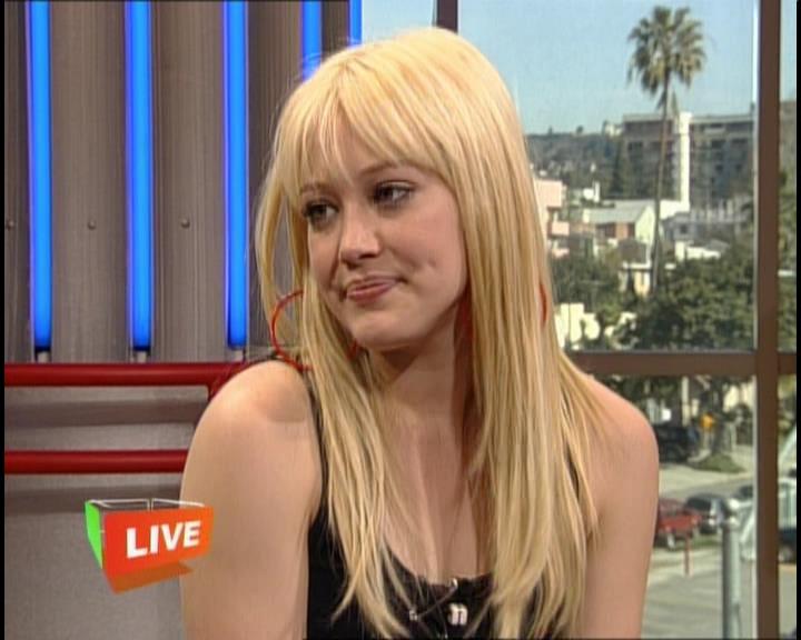 DailyDuff-dot-nl_GirlCanRockDVD-InterviewsAndFeaturettes-HilaryOnAirWithRyanSeacrest0405.jpg