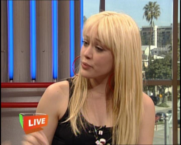 DailyDuff-dot-nl_GirlCanRockDVD-InterviewsAndFeaturettes-HilaryOnAirWithRyanSeacrest0406.jpg