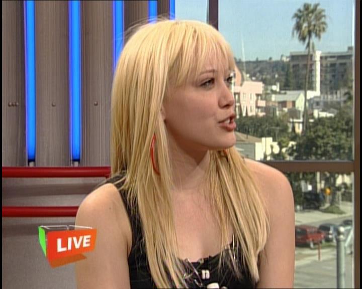 DailyDuff-dot-nl_GirlCanRockDVD-InterviewsAndFeaturettes-HilaryOnAirWithRyanSeacrest0409.jpg