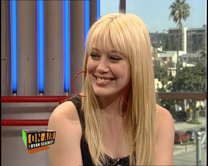 DailyDuff-dot-nl_GirlCanRockDVD-InterviewsAndFeaturettes-HilaryOnAirWithRyanSeacrest0422.jpg