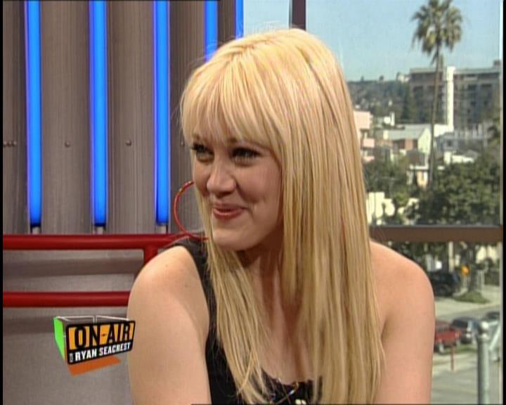 DailyDuff-dot-nl_GirlCanRockDVD-InterviewsAndFeaturettes-HilaryOnAirWithRyanSeacrest0423.jpg