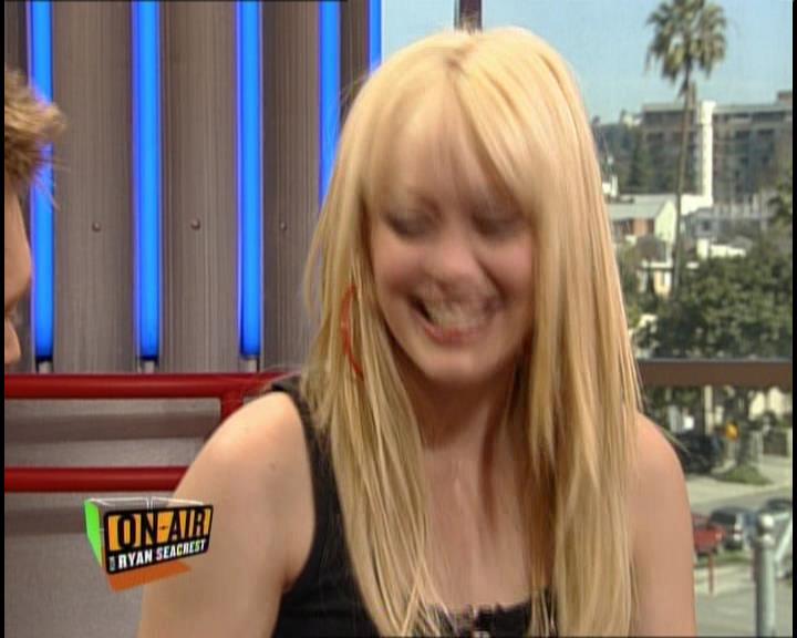 DailyDuff-dot-nl_GirlCanRockDVD-InterviewsAndFeaturettes-HilaryOnAirWithRyanSeacrest0426.jpg