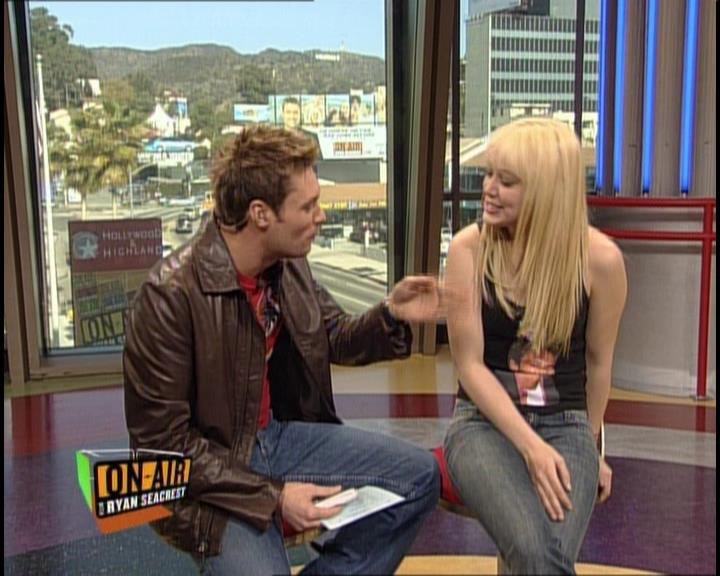 DailyDuff-dot-nl_GirlCanRockDVD-InterviewsAndFeaturettes-HilaryOnAirWithRyanSeacrest0440.jpg