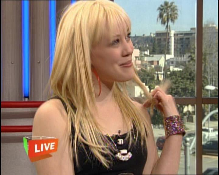 DailyDuff-dot-nl_GirlCanRockDVD-InterviewsAndFeaturettes-HilaryOnAirWithRyanSeacrest0446.jpg