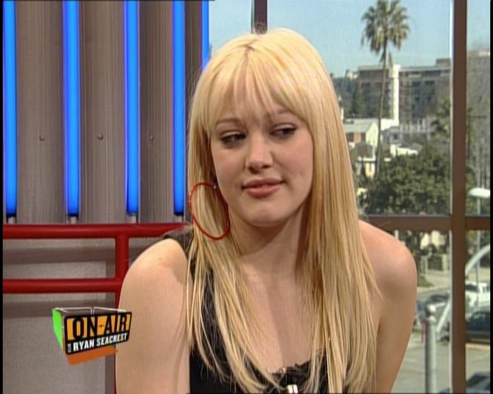 DailyDuff-dot-nl_GirlCanRockDVD-InterviewsAndFeaturettes-HilaryOnAirWithRyanSeacrest0477.jpg