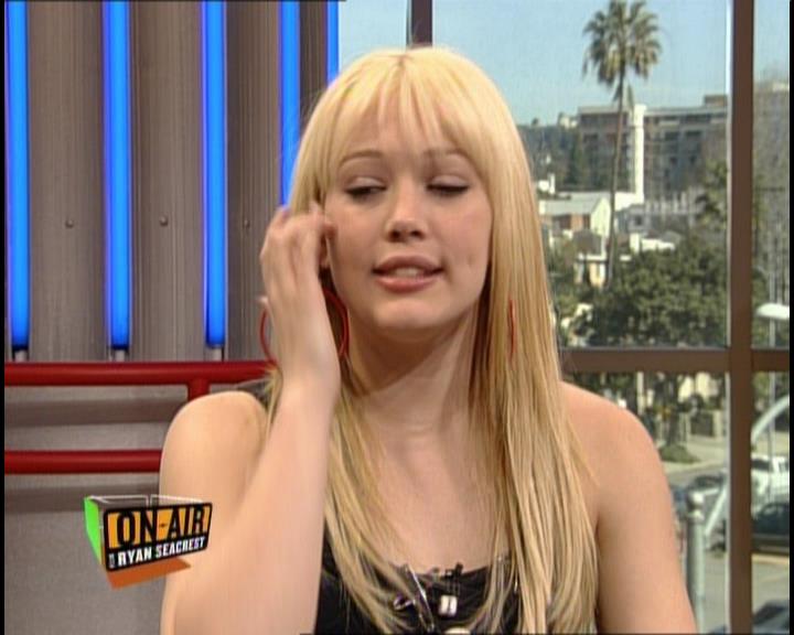 DailyDuff-dot-nl_GirlCanRockDVD-InterviewsAndFeaturettes-HilaryOnAirWithRyanSeacrest0478.jpg