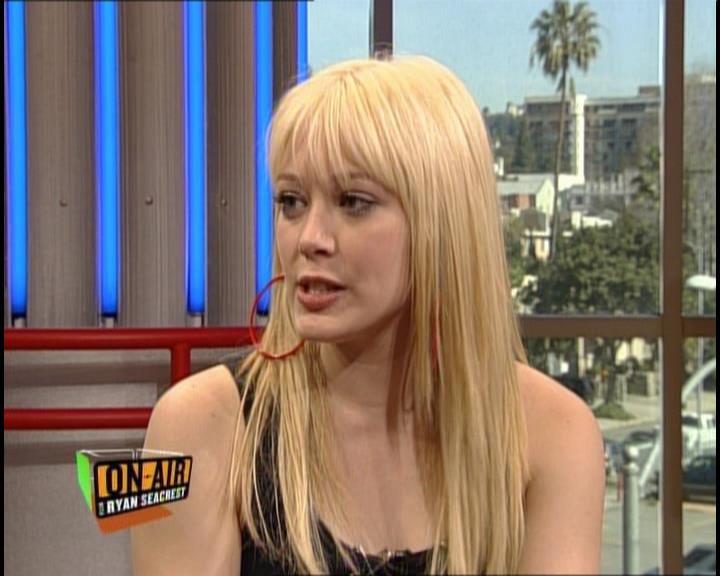 DailyDuff-dot-nl_GirlCanRockDVD-InterviewsAndFeaturettes-HilaryOnAirWithRyanSeacrest0479.jpg