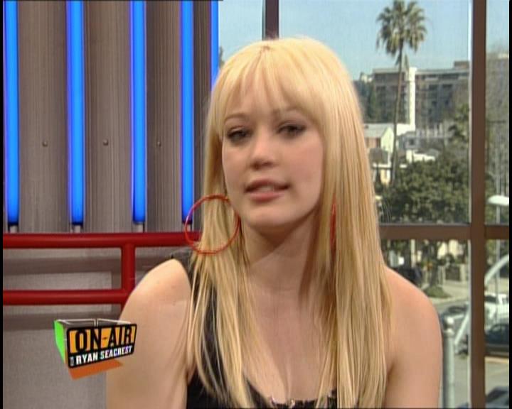 DailyDuff-dot-nl_GirlCanRockDVD-InterviewsAndFeaturettes-HilaryOnAirWithRyanSeacrest0480.jpg