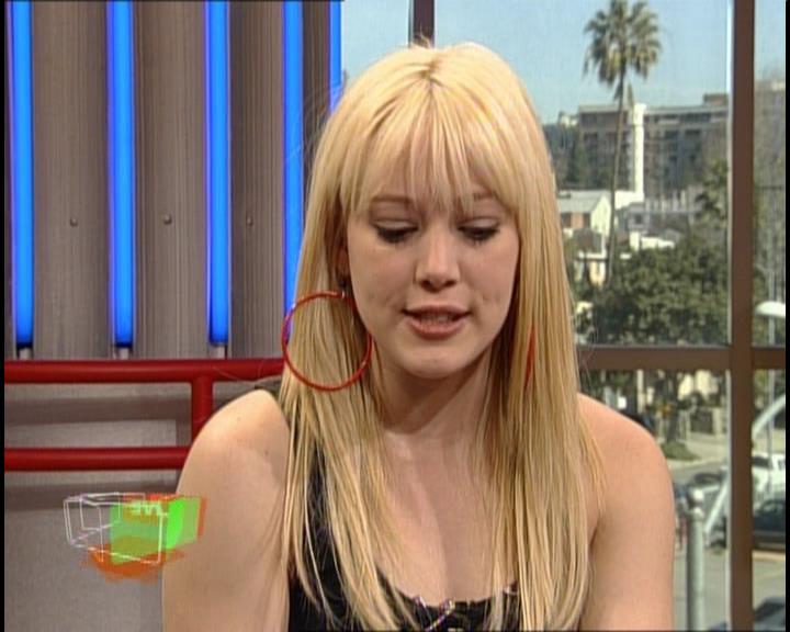 DailyDuff-dot-nl_GirlCanRockDVD-InterviewsAndFeaturettes-HilaryOnAirWithRyanSeacrest0483.jpg