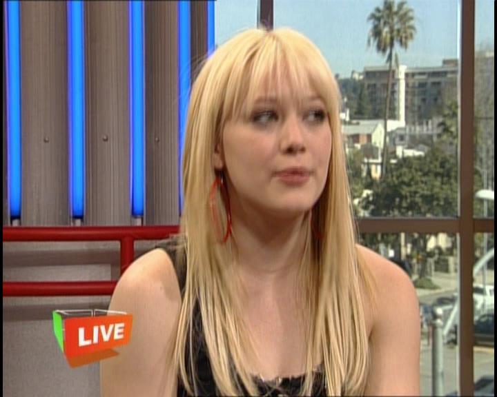 DailyDuff-dot-nl_GirlCanRockDVD-InterviewsAndFeaturettes-HilaryOnAirWithRyanSeacrest0484.jpg