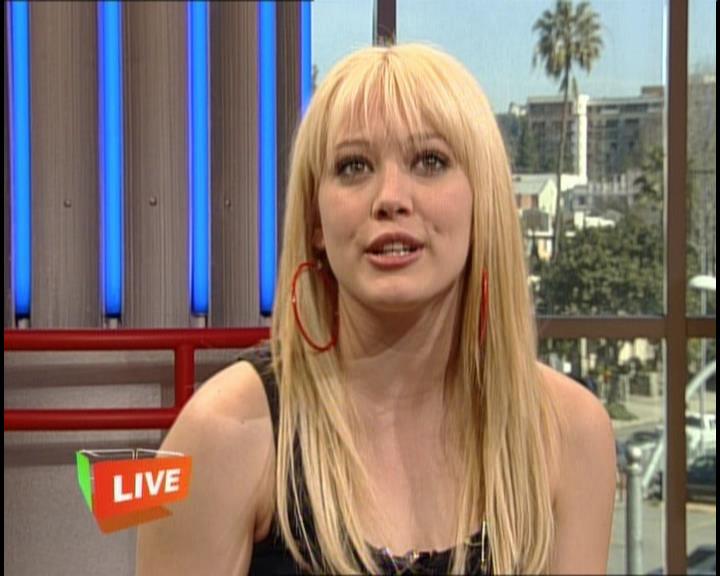 DailyDuff-dot-nl_GirlCanRockDVD-InterviewsAndFeaturettes-HilaryOnAirWithRyanSeacrest0485.jpg