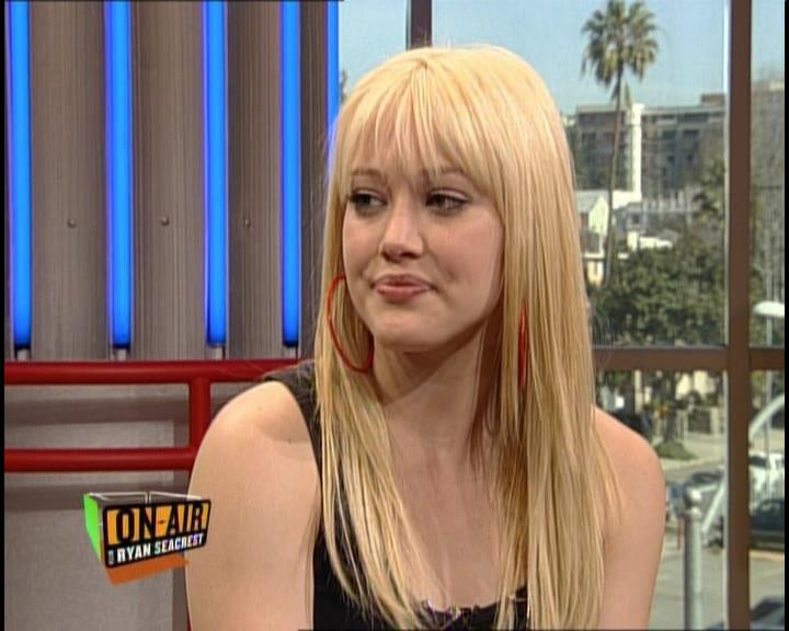 DailyDuff-dot-nl_GirlCanRockDVD-InterviewsAndFeaturettes-HilaryOnAirWithRyanSeacrest0492.jpg