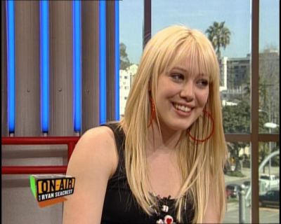 DailyDuff-dot-nl_GirlCanRockDVD-InterviewsAndFeaturettes-HilaryOnAirWithRyanSeacrest0275.jpg